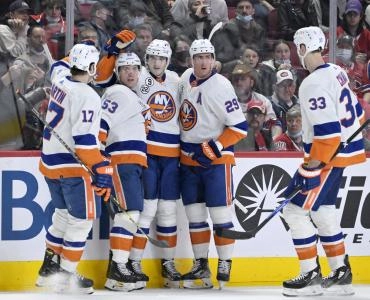 15 avril 2022 ; Montr&eacute;al, Qu&eacute;bec, CAN ; Le d&eacute;fenseur des Islanders de New York Noah Dobson (8) c&eacute;l&egrave;bre avec ses co&eacute;quipiers, dont l'attaquant Casey Cizikas (53) et le d&eacute;fenseur Zdeno Chara (33), apr&egrave;s avoir marqu&eacute; un but contre les Canadiens de Montr&eacute;al au cours de la troisi&egrave;me p&eacute;riode au Centre Bell.