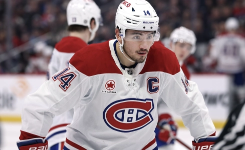 14 d&eacute;cembre 2024 ; Winnipeg, Manitoba, Canada ; Le centre des Canadiens de Montr&eacute;al Nick Suzuki (14) se pr&eacute;pare pour une mise au jeu au cours de la premi&egrave;re p&eacute;riode contre les Jets de Winnipeg au Canada Life Centre.