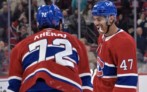 Le d&eacute;fenseur Arber Xhekaj (72) et son co&eacute;quipier Jayden Struble (47) c&eacute;l&egrave;brent la victoire contre les Maple Leafs de Toronto au Centre Bell.