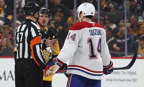 21 d&eacute;cembre 2025 ; Pittsburgh, Pennsylvanie, &Eacute;tats-Unis ; l'arbitre de la LNH Mike Sullivan (47) discute avec le centre des Penguins de Pittsburgh Sidney Crosby (87) et le centre des Canadiens de Montr&eacute;al Nick Suzuki (14) pendant la deuxi&egrave;me p&eacute;riode au PPG Paints Arena.