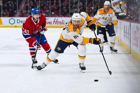 5 d&eacute;cembre 2024; Montr&eacute;al, Qu&eacute;bec, Canada; Jonathan Marchessault (81), centre des Predators de Nashville, joue la rondelle contre Joel Armia (40), ailier droit des Canadiens de Montr&eacute;al, durant la troisi&egrave;me p&eacute;riode au Centre Bell.