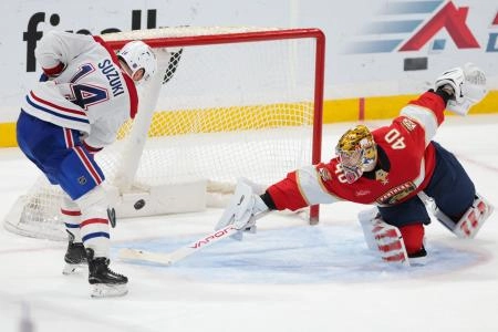 30 d&eacute;cembre 2025 ; Sunrise, Floride, &Eacute;tats-Unis ; Le centre des Canadiens de Montr&eacute;al Nick Suzuki (14) marque contre le gardien des Panthers de la Floride Daniil Tarasov (40) pendant la prolongation &agrave; l'Amerant Bank Arena.
