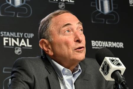 4 juin 2025 ; Edmonton, Alberta, Canada ; Gary Bettman, commissaire de la Ligue nationale de hockey, s'adresse aux m&eacute;dias avant le premier match de la finale de la Coupe Stanley 2025 entre les Panthers de la Floride et les Oilers d'Edmonton au Rogers Place.