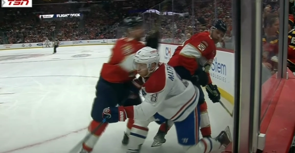 Brad Marchand sur Mike Matheson