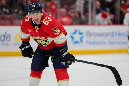 30 d&eacute;cembre 2025 ; Sunrise, Floride, &Eacute;tats-Unis ; Brad Marchand (63), ailier gauche des Florida Panthers, observe le match contre les Canadiens de Montr&eacute;al pendant la premi&egrave;re p&eacute;riode &agrave; l'Amerant Bank Arena.