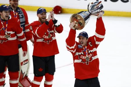 20 f&eacute;vrier 2025 ; Boston, Massachusetts, &Eacute;tats-Unis ; L'attaquant de l'&eacute;quipe canadienne Sydney Crosby (87) soul&egrave;ve le troph&eacute;e apr&egrave;s avoir battu les &Eacute;tats-Unis lors du match de championnat de hockey sur glace 4 Nations Face-Off au TD Garden.