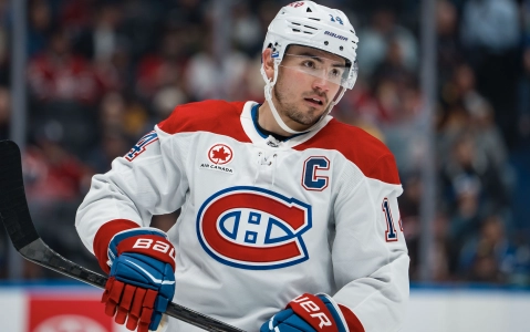 25 octobre 2025 ; Vancouver, Colombie-Britannique, CAN ; L'attaquant des Canadiens de Montr&eacute;al Nick Suzuki (14) lors d'un arr&ecirc;t de jeu contre les Canucks de Vancouver au cours de la deuxi&egrave;me p&eacute;riode &agrave; la Rogers Arena.