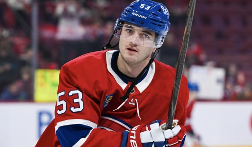 4 novembre 2025 ; Montr&eacute;al, Qu&eacute;bec, CAN ; Le d&eacute;fenseur des Canadiens de Montr&eacute;al Noah Dobson (53) observe l'&eacute;chauffement avant le match contre les Flyers de Philadelphie au Centre Bell.