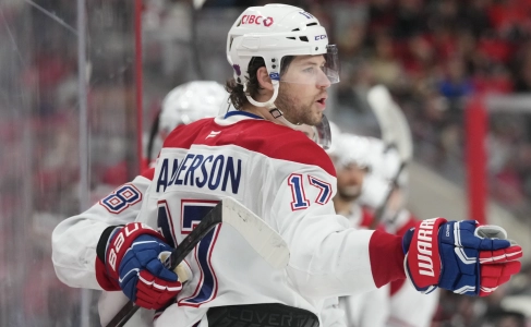1er janvier 2026 ; Raleigh, Caroline du Nord, &Eacute;tats-Unis ; Josh Anderson (17), ailier droit des Canadiens de Montr&eacute;al, c&eacute;l&egrave;bre son but contre les Hurricanes de la Caroline lors de la deuxi&egrave;me p&eacute;riode au Lenovo Center.