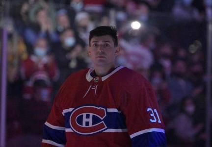 15 avril 2022; Montr&eacute;al (Qu&eacute;bec), Canada; Carey Price (31), gardien de but des Canadiens de Montr&eacute;al, regarde une vid&eacute;o hommage &agrave; Mike Bossy, ancien joueur des Islanders de New York, au Centre Bell.
