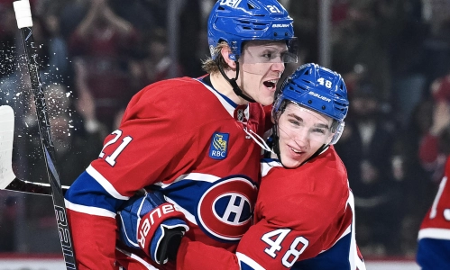 16 avril 2025 ; Montr&eacute;al, Qu&eacute;bec, CAN ; Le d&eacute;fenseur des Canadiens de Montr&eacute;al Kaiden Guhle (21) c&eacute;l&egrave;bre avec le d&eacute;fenseur Lane Hutson (48) son but contre les Hurricanes de la Caroline au cours de la premi&egrave;re p&eacute;riode au Centre Bell.