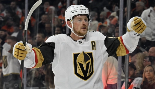 11 d&eacute;cembre 2025 ; Philadelphie, Pennsylvanie, &Eacute;tats-Unis ; Jack Eichel (9), centre des Vegas Golden Knights, affronte les Flyers de Philadelphie &agrave; la Xfinity Mobile Arena.