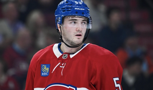 4 octobre 2025 ; Montr&eacute;al, Qu&eacute;bec, CAN ; Le d&eacute;fenseur des Canadiens de Montr&eacute;al Noah Dobson (53) observe le match contre les S&eacute;nateurs d'Ottawa pendant la deuxi&egrave;me p&eacute;riode au Centre Bell.
