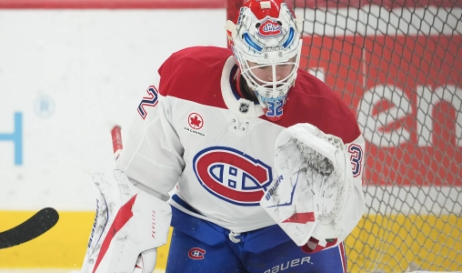 1er janvier 2026 ; Raleigh, Caroline du Nord, &Eacute;tats-Unis ; Le gardien de but des Canadiens de Montr&eacute;al, Jacob Fowler (32), arr&ecirc;te un tir pendant l'&eacute;chauffement avant le match contre les Hurricanes de la Caroline au Lenovo Center.