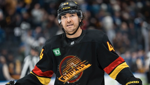 3 janvier 2026 ; Vancouver, Colombie-Britannique, Canada ; L'attaquant des Canucks de Vancouver Kiefer Sherwood (44) r&eacute;agit &agrave; la d&eacute;faite contre les Bruins de Boston en prolongation &agrave; la Rogers Arena.