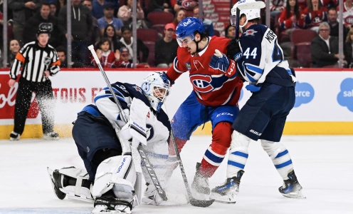 28 octobre 2023 ; Montr&eacute;al, Qu&eacute;bec, CAN ; Le gardien des Jets de Winnipeg Laurent Brossoit (39) effectue un arr&ecirc;t contre le d&eacute;fenseur des Canadiens de Montr&eacute;al Arber Xhekaj (72) pendant la prolongation au Centre Bell.