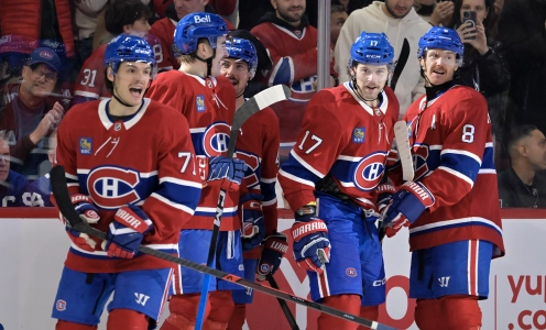23 septembre 2025 ; Montr&eacute;al, Qu&eacute;bec, CAN ; Le d&eacute;fenseur des Canadiens de Montr&eacute;al Kaiden Guhle (21) joue le palet pendant la premi&egrave;re p&eacute;riode contre les Flyers de Philadelphie au Centre Bell.