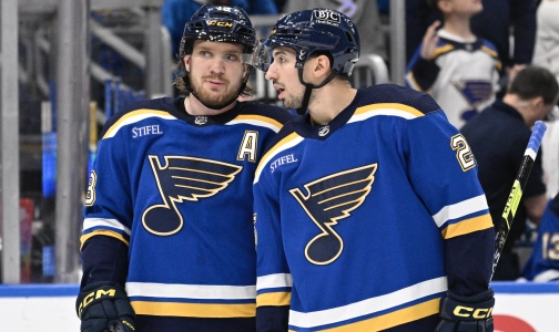 1er avril 2024 ; Saint-Louis, Missouri, &Eacute;tats-Unis ; Jordan Kyrou (25), centre des Blues de Saint-Louis, discute avec Robert Thomas (18), centre, pendant la deuxi&egrave;me p&eacute;riode d'un match de hockey contre les Oilers d'Edmonton &agrave; l'Enterprise Center.