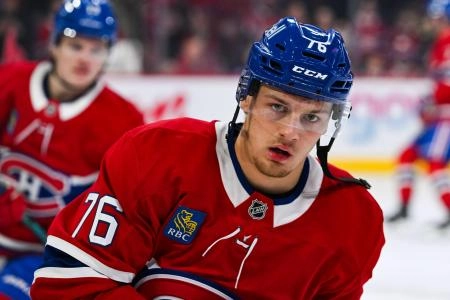 4 novembre 2025; Montr&eacute;al, Qu&eacute;bec, Canada; Zachary Bolduc (76), ailier droit des Canadiens de Montr&eacute;al, observe l'&eacute;chauffement avant le match contre les Flyers de Philadelphie au Centre Bell.