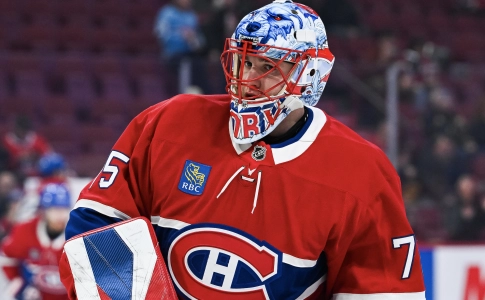 4 novembre 2025 ; Montr&eacute;al, Qu&eacute;bec, CAN ; Le gardien des Canadiens de Montr&eacute;al Jakub Dobes (75) observe pendant l'&eacute;chauffement avant le match contre les Flyers de Philadelphie au Centre Bell.
