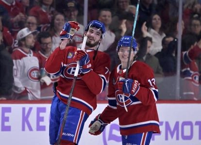 8 novembre 2025; Montr&eacute;al, Qu&eacute;bec, Canada; L'attaquant des Canadiens de Montr&eacute;al, Kirby Dach (77), et son co&eacute;quipier, l'attaquant Cole Caufield (13), c&eacute;l&egrave;brent la victoire contre le Mammoth de l'Utah au Centre Bell.