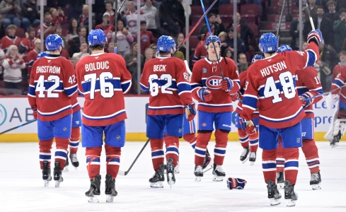 18 d&eacute;cembre 2025 ; Montr&eacute;al, Qu&eacute;bec, CAN ; L'attaquant des Canadiens de Montr&eacute;al Zack Bolduc (76) et ses co&eacute;quipiers c&eacute;l&egrave;brent leur victoire contre les Blackhawks de Chicago au Centre Bell.