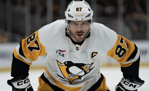 11 janvier 2026 ; Boston, Massachusetts, &Eacute;tats-Unis ; Sidney Crosby (87), centre des Penguins de Pittsburgh, se pr&eacute;pare pour une mise au jeu lors de la deuxi&egrave;me p&eacute;riode du match contre les Bruins de Boston au TD Garden.