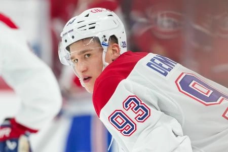 1er janvier 2026 ; Raleigh, Caroline du Nord, &Eacute;tats-Unis ; Ivan Demidov (93), ailier droit des Canadiens de Montr&eacute;al, observe l'&eacute;chauffement avant le match contre les Hurricanes de la Caroline au Lenovo Center.