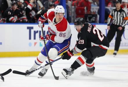 Jan 15, 2026; Buffalo, New York, USA; Montréal Canadiens left wing Alexandre Texier (85) makes a pass as Buffalo Sabres left wing Beck Malenstyn (29) defends during the first period at KeyBank Center. Mandatory Credit: Timothy T. Ludwig-Imagn Images