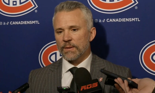 4 janvier 2026 ; Dallas, Texas, &Eacute;tats-Unis ; Le gardien de but des Canadiens de Montr&eacute;al, Sam Montembeault (35), affronte l'attaque des Stars de Dallas lors de la deuxi&egrave;me p&eacute;riode &agrave; l'American Airlines Center.