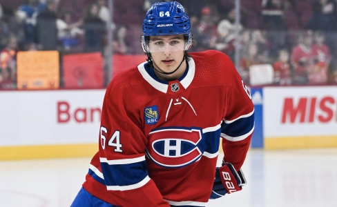 30 septembre 2023 ; Montr&eacute;al, Qu&eacute;bec, CAN ; Le d&eacute;fenseur des Canadiens de Montr&eacute;al David Reinbacher (64) observe l'&eacute;chauffement avant le match contre les Maple Leafs de Toronto au Centre Bell.