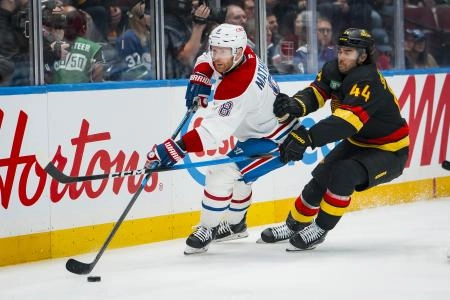 25 octobre 2025 ; Vancouver (Colombie-Britannique, Canada) ; l'attaquant des Canucks de Vancouver, Kiefer Sherwood (44), charge le d&eacute;fenseur des Canadiens de Montr&eacute;al, Mike Matheson (8), avec son b&acirc;ton lors de la deuxi&egrave;me p&eacute;riode au Rogers Arena.