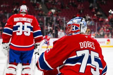 28 janvier 2025; Montr&eacute;al, Qu&eacute;bec, Canada; Le gardien des Canadiens de Montr&eacute;al, Jakub Dobes (75), se tient derri&egrave;re le gardien Sam Montembeault (35) lors de l'&eacute;chauffement avant le match contre les Jets de Winnipeg au Centre Bell.