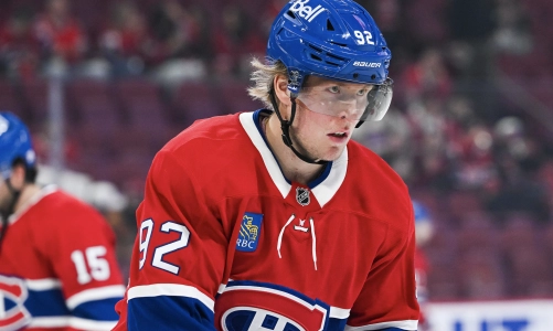 16 octobre 2025 ; Montr&eacute;al, Qu&eacute;bec, CAN ; L'ailier droit des Canadiens de Montr&eacute;al, Patrik Laine (92), observe pendant l'&eacute;chauffement avant le match contre les Predators de Nashville au Centre Bell.