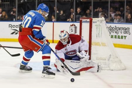 13 d&eacute;cembre 2025 ; New York, &Eacute;tat de New York, &Eacute;tats-Unis ; le gardien des Canadiens de Montr&eacute;al, Jacob Fowler (32), arr&ecirc;te un tir au but de l'ailier gauche des Rangers de New York, Artemi Panarin (10), en prolongation au Madison Square Garden.