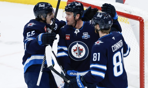 13 janvier 2026 ; Winnipeg, Manitoba, CAN ; L'attaquant des Jets de Winnipeg Jonathan Toews (19) est f&eacute;licit&eacute; par ses co&eacute;quipiers apr&egrave;s avoir marqu&eacute; un but contre les Islanders de New York au cours de la deuxi&egrave;me p&eacute;riode au Canada Life Centre.
