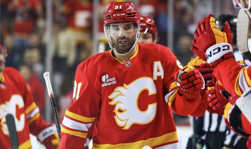 18 d&eacute;cembre 2025 ; Calgary, Alberta, CAN ; Le centre des Flames de Calgary, Nazem Kadri (91), c&eacute;l&egrave;bre son but avec ses co&eacute;quipiers contre les Kraken de Seattle lors de la troisi&egrave;me p&eacute;riode au Scotiabank Saddledome.