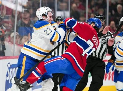 22 janvier 2026; Montr&eacute;al, Qu&eacute;bec, Canada; Le d&eacute;fenseur des Sabres de Buffalo, Mattias Samuelsson (23), pousse l'attaquant des Canadiens de Montr&eacute;al, Zack Bolduc (76), durant la deuxi&egrave;me p&eacute;riode au Centre Bell.