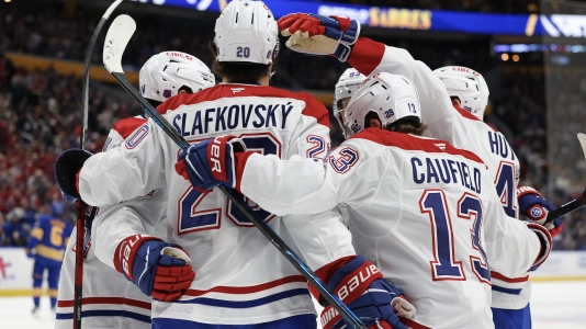 26 octobre 2025 ; Calgary, Alberta, Canada ; Alexis Lafreni&egrave;re (13), ailier gauche des Rangers de New York, contre les Flames de Calgary lors de la troisi&egrave;me p&eacute;riode au Scotiabank Saddledome.
