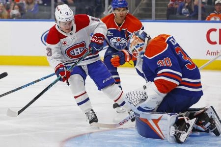 23 octobre 2025; Edmonton (Alberta, Canada); Le gardien des Oilers d'Edmonton, Calvin Pickard (30), effectue un arr&ecirc;t face &agrave; l'attaquant des Canadiens de Montr&eacute;al, Cole Caufield (13), durant la deuxi&egrave;me p&eacute;riode au Rogers Place.