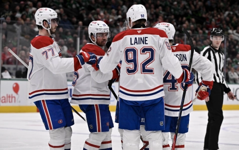 16 janvier 2025 ; Dallas, Texas, &Eacute;tats-Unis ; Le centre des Canadiens de Montr&eacute;al Alex Newhook (15), l'ailier gauche Patrik Laine (92), le d&eacute;fenseur Lane Hutson (48) et le centre Kirby Dach (77) c&eacute;l&egrave;brent un but marqu&eacute; par Newhook contre les Stars de Dallas au cours de la troisi&egrave;me p&eacute;riode &agrave; l'American Airlines Center.