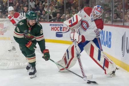 21 d&eacute;cembre 2023 ; Saint Paul, Minnesota, &Eacute;tats-Unis ; l#8217;ailier gauche du Wild du Minnesota, Marcus Johansson (90), vole la rondelle derri&egrave;re le filet au gardien des Canadiens de Montr&eacute;al, Sam Montembeault (35), en premi&egrave;re p&eacute;riode au Xcel Energy Center.