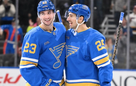 24 janvier 2026 ; Saint-Louis, Missouri, &Eacute;tats-Unis ; Jordan Kyrou (25), ailier droit des Blues de Saint-Louis, est f&eacute;licit&eacute; par le d&eacute;fenseur Logan Mailloux (23) apr&egrave;s avoir marqu&eacute; contre les Kings de Los Angeles au cours de la deuxi&egrave;me p&eacute;riode &agrave; l'Enterprise Center.