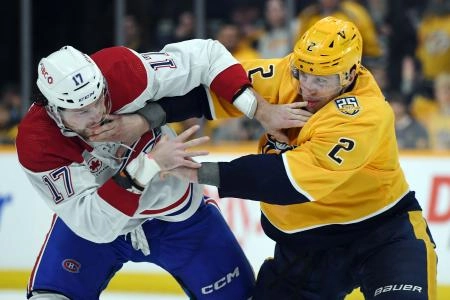 5 mars 2024 ; Nashville, Tennessee, &Eacute;tats-Unis ; Josh Anderson (17), ailier droit des Canadiens de Montr&eacute;al, et Luke Schenn (2), d&eacute;fenseur des Predators de Nashville, se battent durant la deuxi&egrave;me p&eacute;riode &agrave; la Bridgestone Arena.