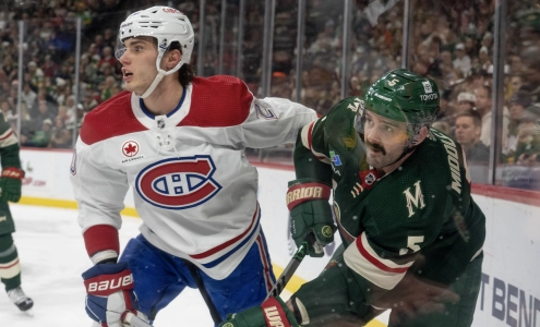 21 d&eacute;cembre 2023 ; Saint Paul, Minnesota, &Eacute;tats-Unis ; Le d&eacute;fenseur du Minnesota Wild Jake Middleton (5) d&eacute;gage le palet devant l'ailier gauche des Canadiens de Montr&eacute;al Juraj Slafkovsky (20) lors de la deuxi&egrave;me p&eacute;riode au Xcel Energy Center.