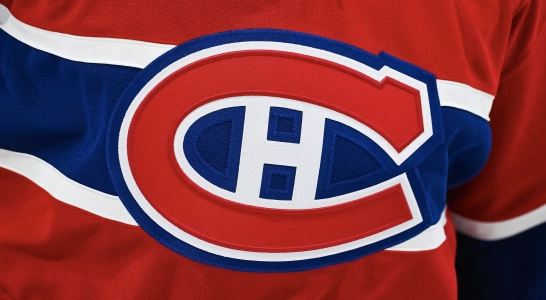 12 d&eacute;cembre 2024 ; Montr&eacute;al, Qu&eacute;bec, CAN ; Vue du logo des Canadiens de Montr&eacute;al sur le maillot port&eacute; par un membre de l'&eacute;quipe pendant l'&eacute;chauffement avant le match contre les Penguins de Pittsburgh au Centre Bell.