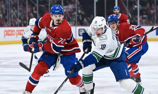 12 janvier 2026 ; Montr&eacute;al, Qu&eacute;bec, CAN ; L'ailier gauche des Canucks de Vancouver, Drew O'Connor (18), tire le palet contre le d&eacute;fenseur des Canadiens de Montr&eacute;al, Arber Xhekaj (72), pendant la premi&egrave;re p&eacute;riode au Centre Bell.