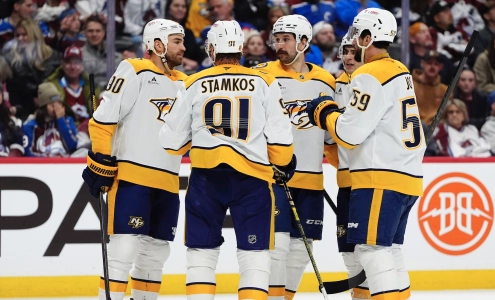 16 janvier 2026 ; Denver, Colorado, &Eacute;tats-Unis ; L'ailier gauche des Predators de Nashville Filip Forsberg (9) (au centre) c&eacute;l&egrave;bre son but avec le centre Ryan O'Reilly (90), le d&eacute;fenseur Roman Josi (59) et le centre Steven Stamkos (91) lors de la troisi&egrave;me p&eacute;riode contre l'Avalanche du Colorado &agrave; la Ball Arena.