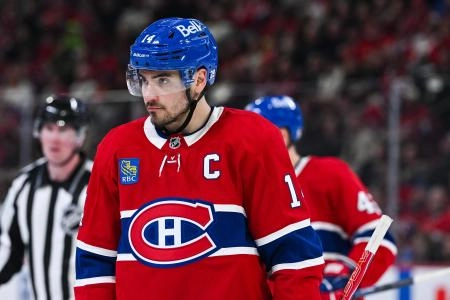 10 janvier 2026; Montr&eacute;al, Qu&eacute;bec, Canada; Nick Suzuki (14), centre des Canadiens de Montr&eacute;al, observe le jeu face aux Red Wings de Detroit durant la troisi&egrave;me p&eacute;riode au Centre Bell.