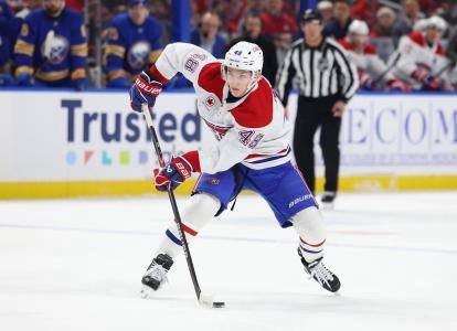 31 janvier 2026 ; Buffalo, &Eacute;tat de New York, &Eacute;tats-Unis ; le d&eacute;fenseur des Canadiens de Montr&eacute;al, Lane Hutson (48), tente une passe lors de la premi&egrave;re p&eacute;riode contre les Sabres de Buffalo au KeyBank Center.